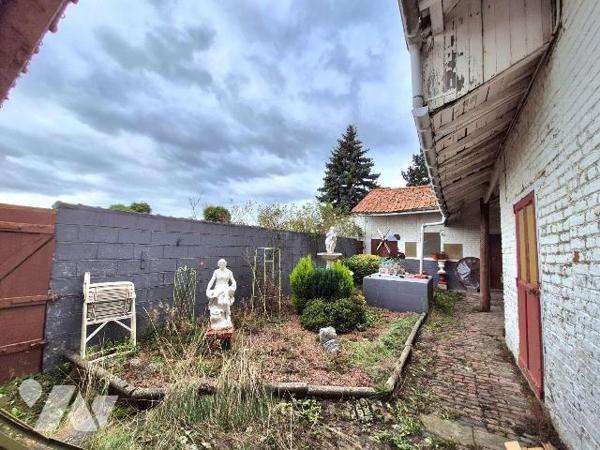 A la sortie de Merville, charmante maison de type fermette à rénover.

Elle est bâtie sur plu...