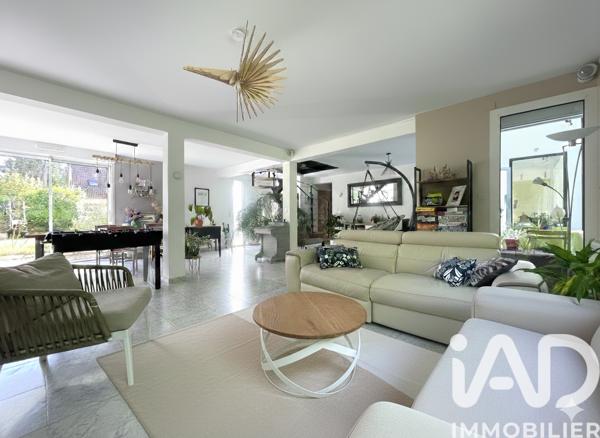 Maison à vendre 9 pièces 190 m² Le Mesnil-Saint-Denis