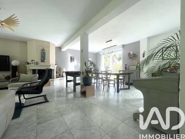 Maison à vendre 9 pièces 190 m² Le Mesnil-Saint-Denis
