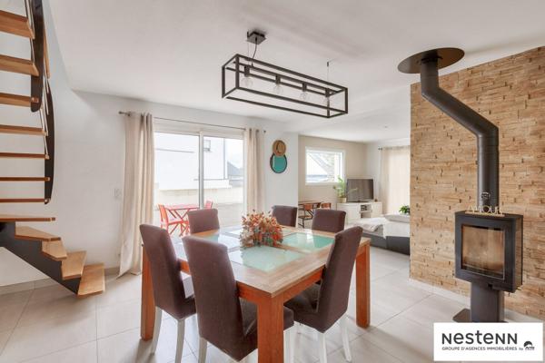 Maison contemporaine à vendre à Plaintel -à proximité des commerces, 4 chambres dont une au rez de chaussée, sur 870 m² de jardin !