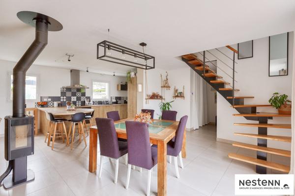 Maison contemporaine à vendre à Plaintel -à proximité des commerces, 4 chambres dont une au rez de chaussée, sur 870 m² de jardin !