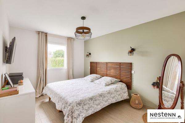 Maison contemporaine à vendre à Plaintel -à proximité des commerces, 4 chambres dont une au rez de chaussée, sur 870 m² de jardin !
