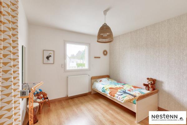 Maison contemporaine à vendre à Plaintel -à proximité des commerces, 4 chambres dont une au rez de chaussée, sur 870 m² de jardin !