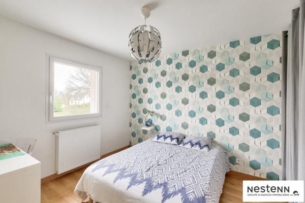 Maison contemporaine à vendre à Plaintel -à proximité des commerces, 4 chambres dont une au rez de chaussée, sur 870 m² de jardin !