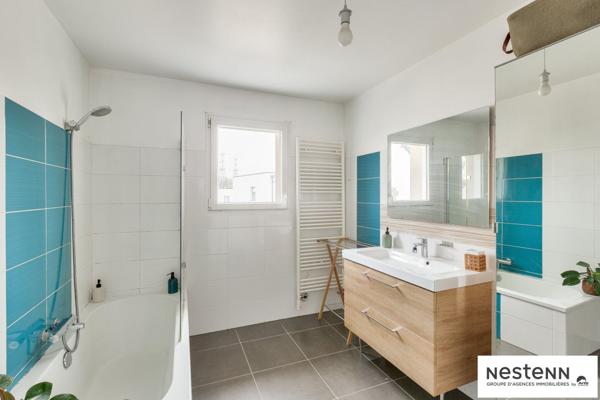 Maison contemporaine à vendre à Plaintel -à proximité des commerces, 4 chambres dont une au rez de chaussée, sur 870 m² de jardin !