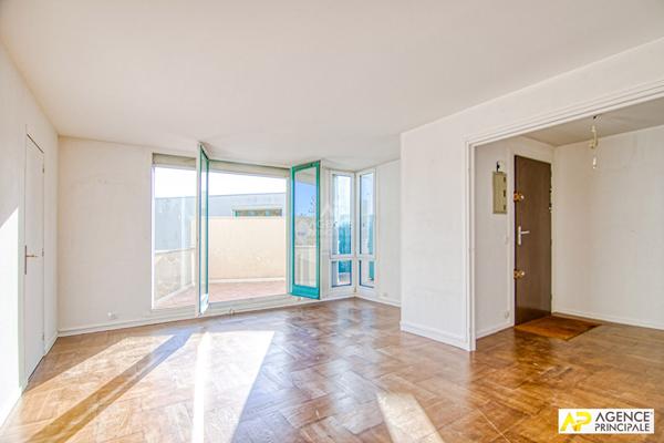 Versailles Glatigny - Appartement 4 pièces 88 m2 situé au 2e et dernier étage avec terrasse de 21 m², cave et box €460 000 ** - Référence 26738