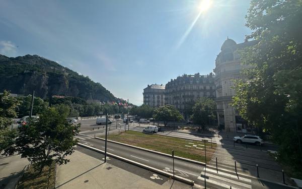 Appartement à vendre    4 pièces • 122 m2 Grenoble