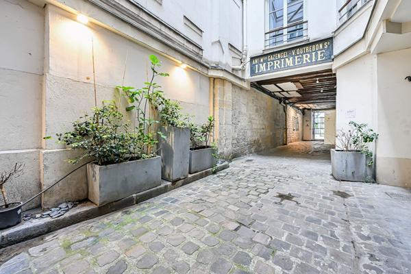 Appartement traversant - 3 pièces - 81,82 m² - Paris 4ème - PARIS