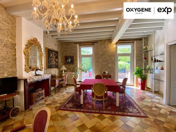 Grande maison de caractère avec dépendances et jardin.