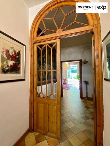 Grande maison de caractère avec dépendances et jardin.