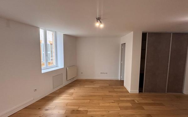 Immeuble à vendre    6 pièces • 175 m2 Sain-Bel