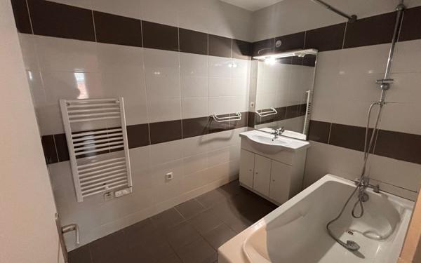 Immeuble à vendre    6 pièces • 175 m2 Sain-Bel