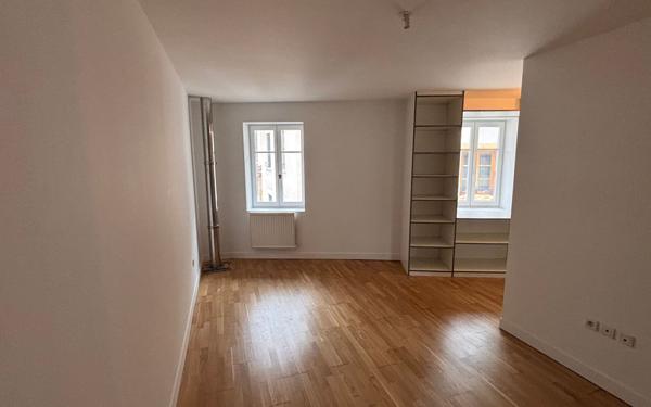 Immeuble à vendre    6 pièces • 175 m2 Sain-Bel