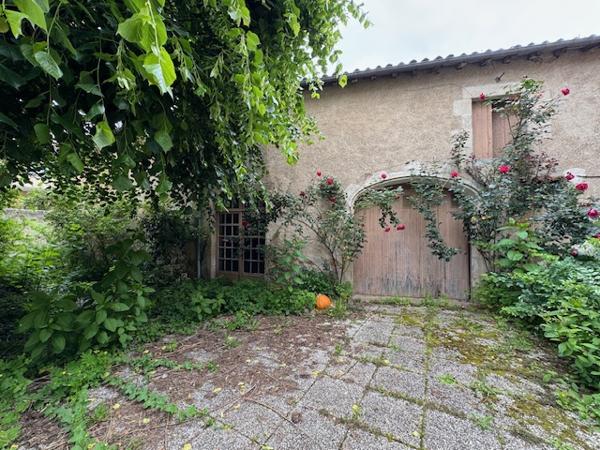 Immeuble de rapport avec local commercial loué, vaste duplex et dépendances – Hyper-centre de Montmorillon