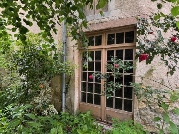 Immeuble de rapport avec local commercial loué, vaste duplex et dépendances – Hyper-centre de Montmorillon