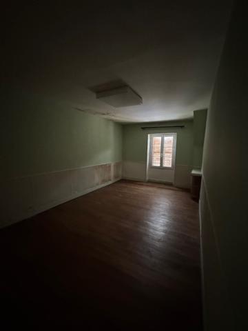 Immeuble de rapport avec local commercial loué, vaste duplex et dépendances – Hyper-centre de Montmorillon