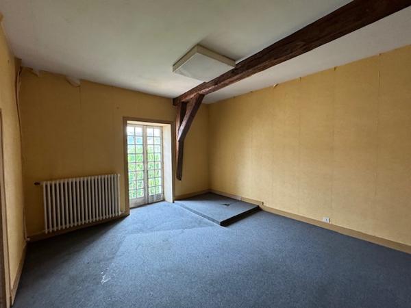 Immeuble de rapport avec local commercial loué, vaste duplex et dépendances – Hyper-centre de Montmorillon