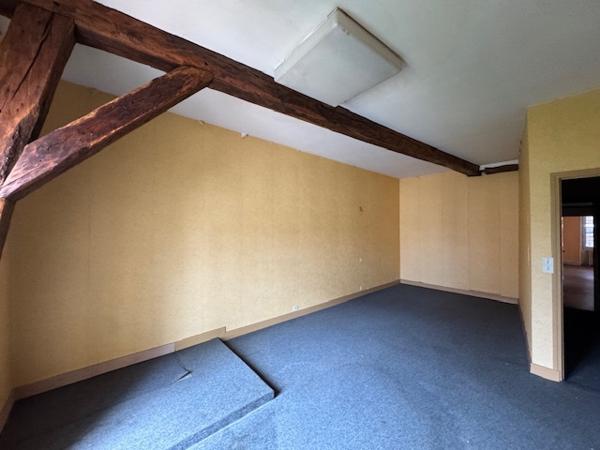 Immeuble de rapport avec local commercial loué, vaste duplex et dépendances – Hyper-centre de Montmorillon