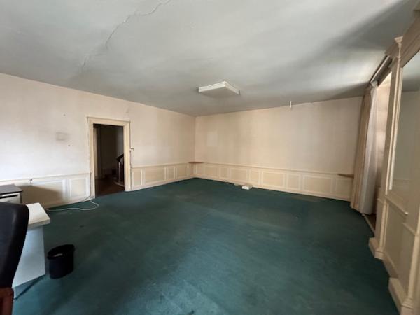 Immeuble de rapport avec local commercial loué, vaste duplex et dépendances – Hyper-centre de Montmorillon