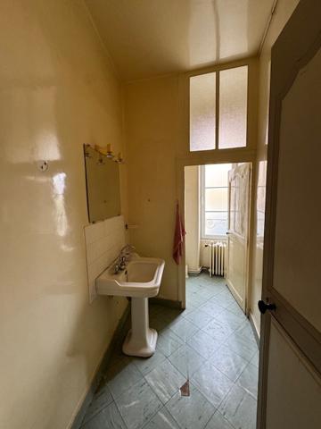 Immeuble de rapport avec local commercial loué, vaste duplex et dépendances – Hyper-centre de Montmorillon