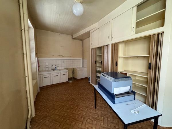Immeuble de rapport avec local commercial loué, vaste duplex et dépendances – Hyper-centre de Montmorillon