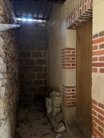Immeuble de rapport avec local commercial loué, vaste duplex et dépendances – Hyper-centre de Montmorillon
