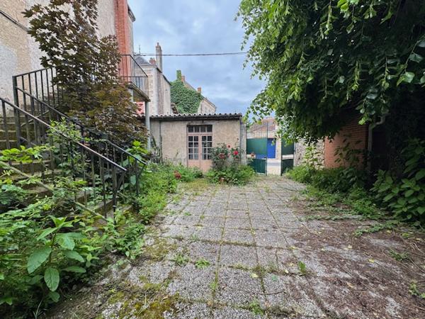Immeuble de rapport avec local commercial loué, vaste duplex et dépendances – Hyper-centre de Montmorillon