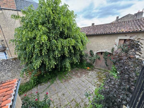 Immeuble de rapport avec local commercial loué, vaste duplex et dépendances – Hyper-centre de Montmorillon