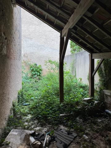 Immeuble de rapport avec local commercial loué, vaste duplex et dépendances – Hyper-centre de Montmorillon