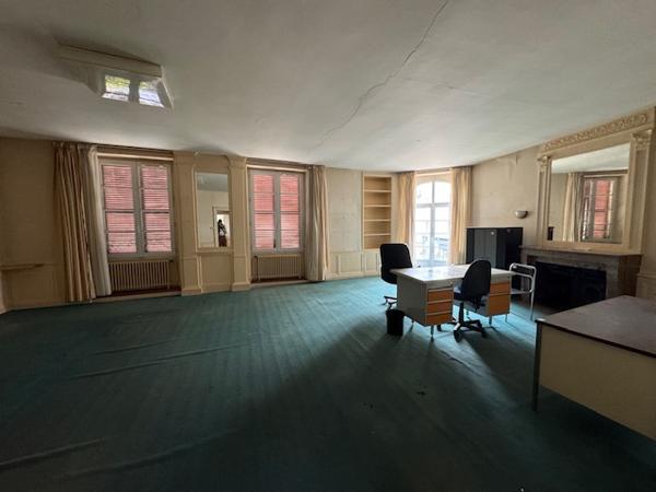 Immeuble de rapport avec local commercial loué, vaste duplex et dépendances – Hyper-centre de Montmorillon