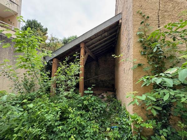 Immeuble de rapport avec local commercial loué, vaste duplex et dépendances – Hyper-centre de Montmorillon