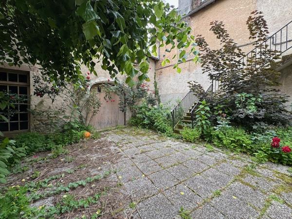 Immeuble de rapport avec local commercial loué, vaste duplex et dépendances – Hyper-centre de Montmorillon