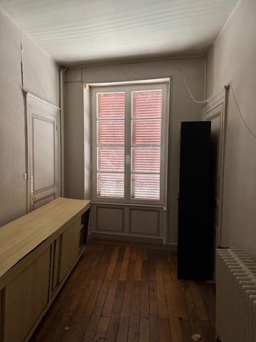Immeuble de rapport avec local commercial loué, vaste duplex et dépendances – Hyper-centre de Montmorillon