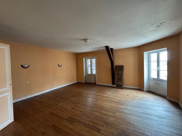 Immeuble de rapport avec local commercial loué, vaste duplex et dépendances – Hyper-centre de Montmorillon
