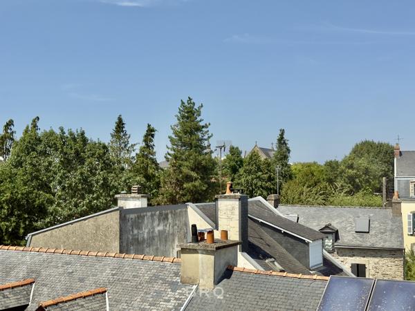 DERNIER ÉTAGE AVEC JARDIN – T2 BIS DE CHARME – VANNES CENTRE