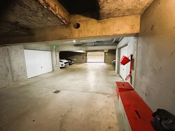 GRAND APPARTEMENT F3 DUPLEX EN RESIDENCE SECURISEE AVEC BALCON ET GARAGE BOX VENDU LOUE