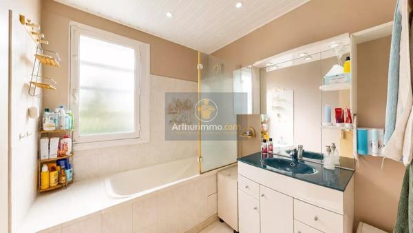 Vente                                                      Appartement
                        
                     5 pièces                      93 m2                     à Verneuil-sur-Seine