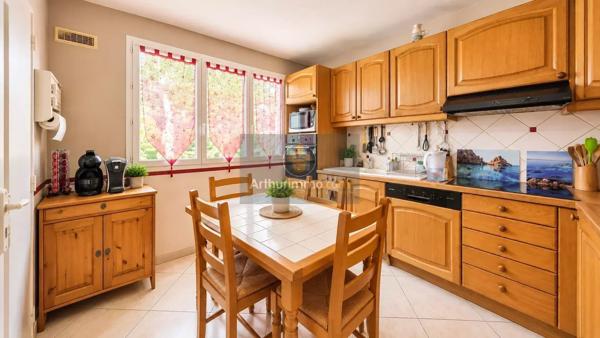 Vente                                                      Appartement
                        
                     5 pièces                      93 m2                     à Verneuil-sur-Seine
