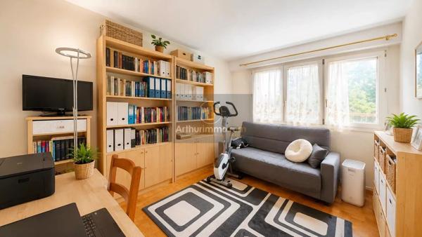 Vente                                                      Appartement
                        
                     5 pièces                      93 m2                     à Verneuil-sur-Seine