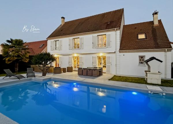 Villa familiale élégante - Claye-Souilly/Seine et Marne – 5 chambres dont 2 suites – piscine chauffée – grand jardin sans vis-à-vis – deux garages - calme