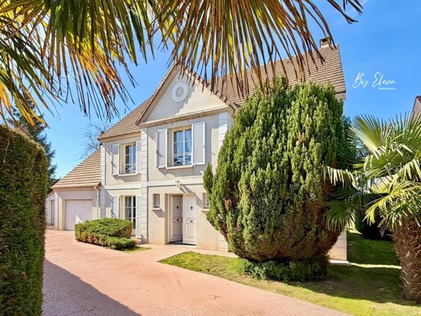 Villa familiale élégante - Claye-Souilly/Seine et Marne – 5 chambres dont 2 suites – piscine chauffée – grand jardin sans vis-à-vis – deux garages - calme