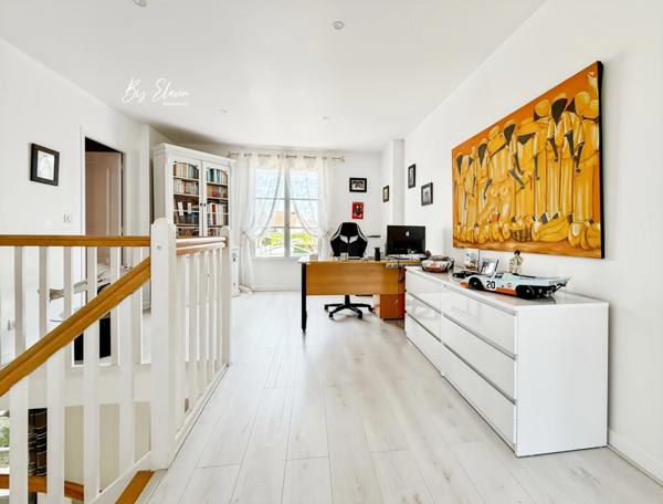 Villa familiale élégante - Claye-Souilly/Seine et Marne – 5 chambres dont 2 suites – piscine chauffée – grand jardin sans vis-à-vis – deux garages - calme