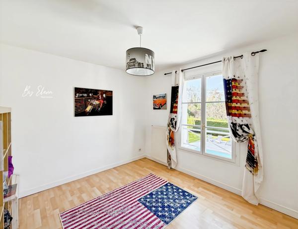 Villa familiale élégante - Claye-Souilly/Seine et Marne – 5 chambres dont 2 suites – piscine chauffée – grand jardin sans vis-à-vis – deux garages - calme