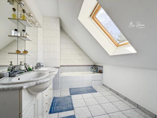 Villa familiale élégante - Claye-Souilly/Seine et Marne – 5 chambres dont 2 suites – piscine chauffée – grand jardin sans vis-à-vis – deux garages - calme