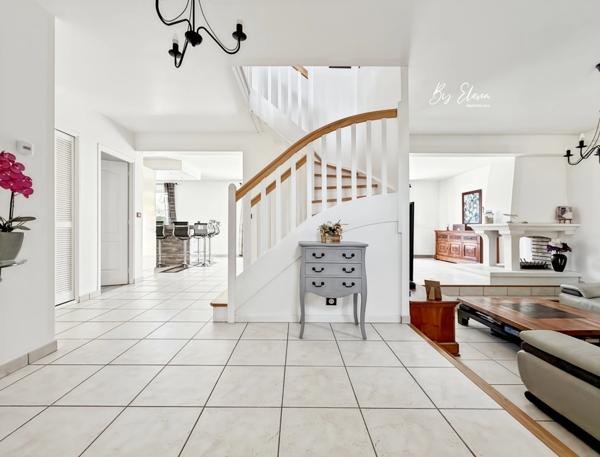 Villa familiale élégante - Claye-Souilly/Seine et Marne – 5 chambres dont 2 suites – piscine chauffée – grand jardin sans vis-à-vis – deux garages - calme