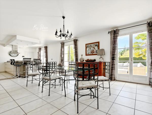 Villa familiale élégante - Claye-Souilly/Seine et Marne – 5 chambres dont 2 suites – piscine chauffée – grand jardin sans vis-à-vis – deux garages - calme