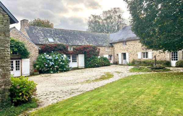 Propriété de plusieurs longères bretonnes