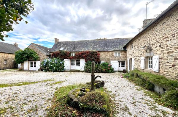 Propriété de plusieurs longères bretonnes