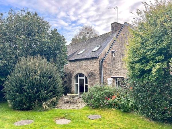 Propriété de plusieurs longères bretonnes