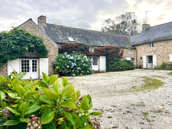 Propriété de plusieurs longères bretonnes